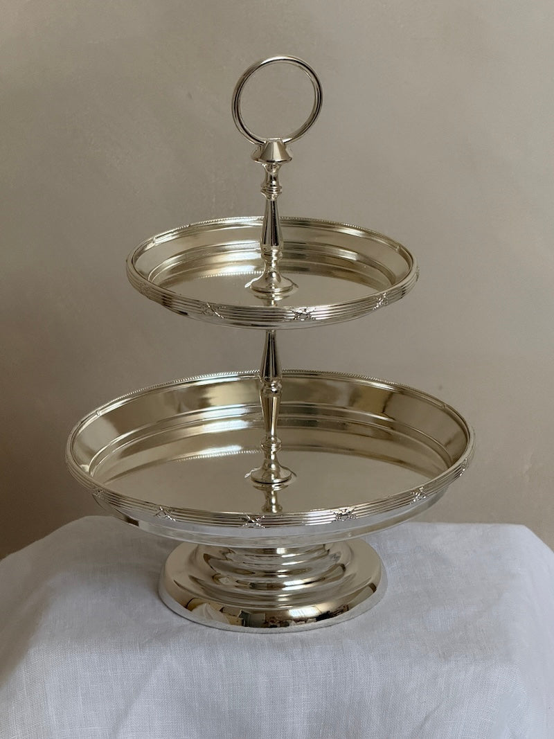 Château Two-Tier Round Silver-Plated Stand with Delicate Embellishments