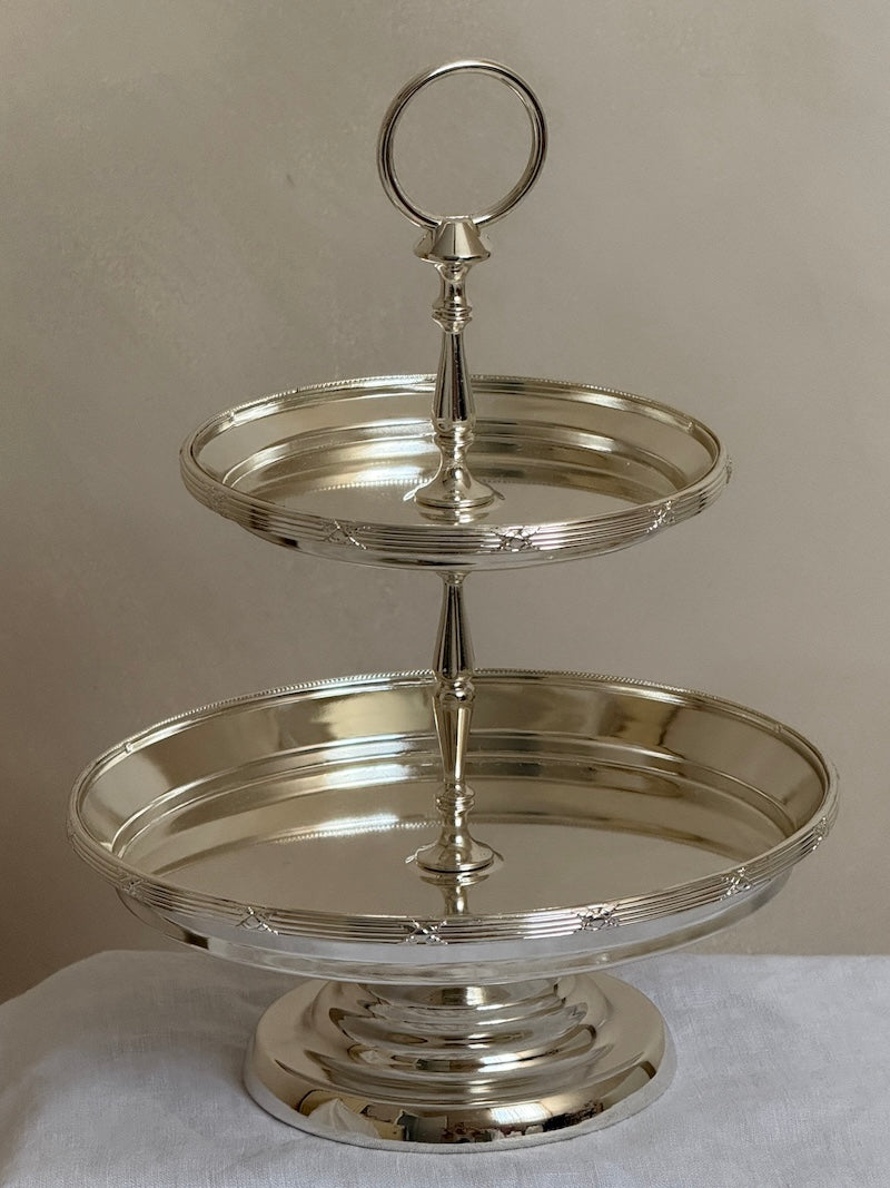Château Two-Tier Round Silver-Plated Stand with Delicate Embellishments